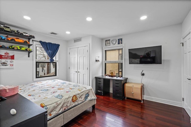 bedroom featuring a closet, visible vents, recessed lighting, dark wood-style flooring, and baseboards