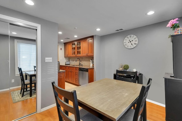 dining space with visible vents, light wood finished floors, and recessed lighting