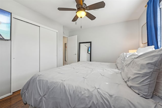 bedroom featuring a ceiling fan, wood finished floors, and a closet