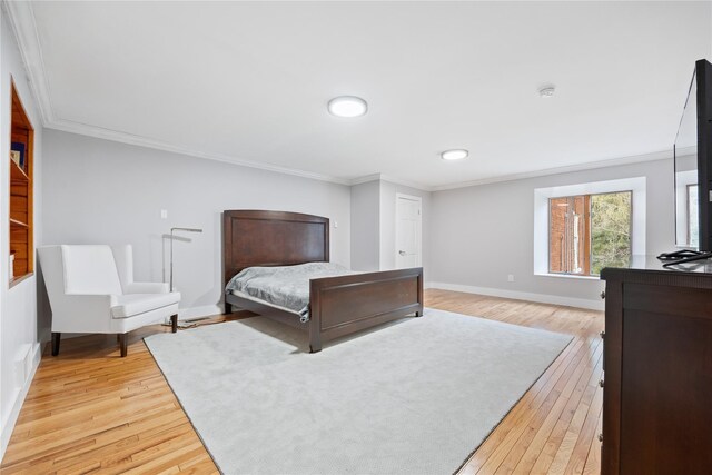 bedroom with baseboards, recessed lighting, light wood-style floors, and crown molding