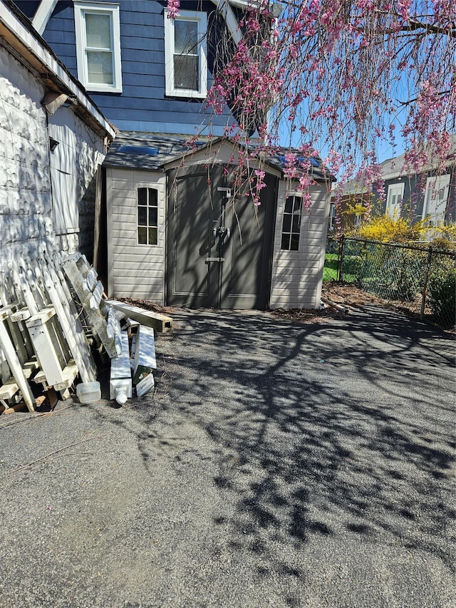 182 Parkway N, Yonkers, NY 10704 - exterior space featuring fence