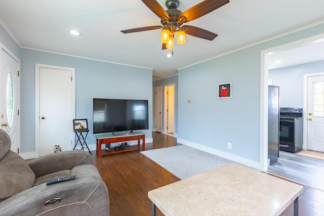 living area featuring hardwood / wood-style flooring, ceiling fan, crown molding, and recessed lighting