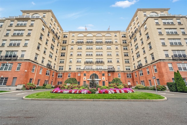 view of apartment building / complex