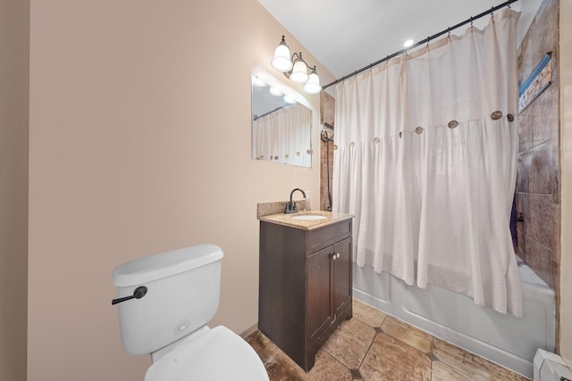 full bathroom featuring baseboards, shower / bath combo, vanity, and toilet