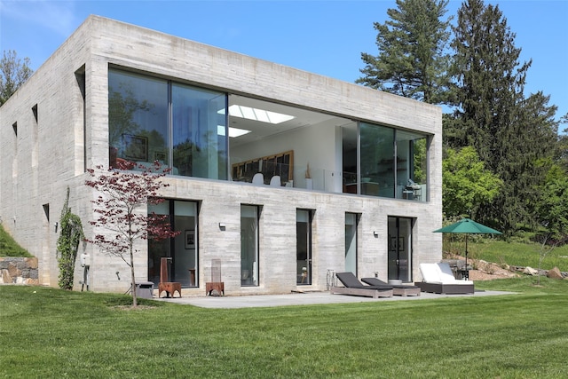 112 Wilson Park Dr, Tarrytown, NY 10591 - rear view of property with a yard