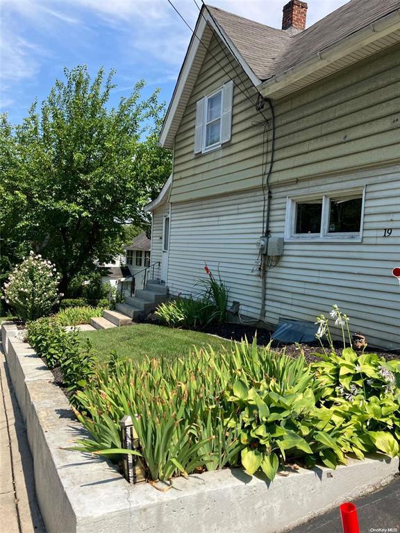 19 Tatterson St, Roslyn, NY 11576 - view of side of property