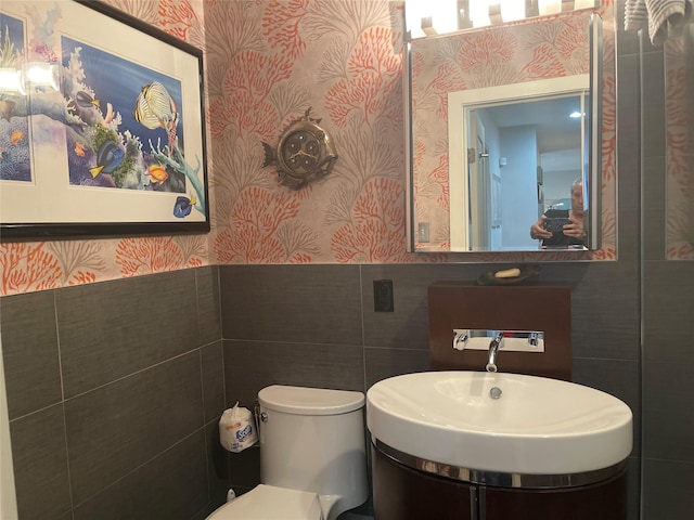 bathroom featuring toilet and wallpapered walls