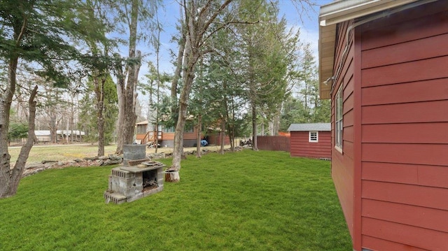 view of yard featuring an outbuilding