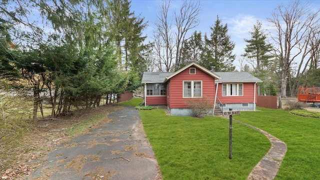 view of front facade featuring crawl space, driveway, and a front yard
