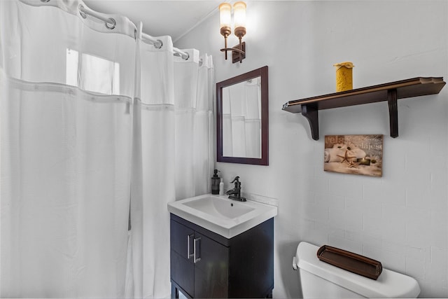 bathroom with vanity, curtained shower, and toilet