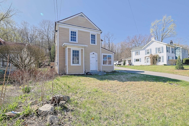 traditional home featuring a front lawn