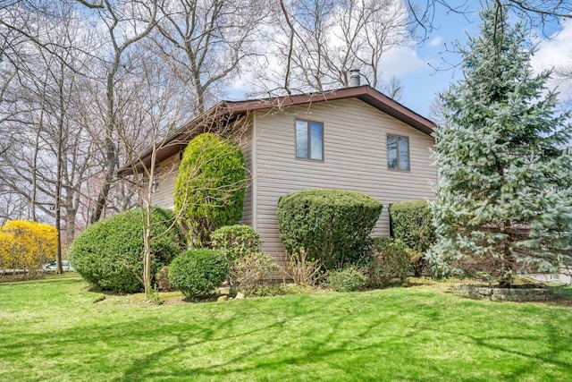 view of side of property featuring a lawn