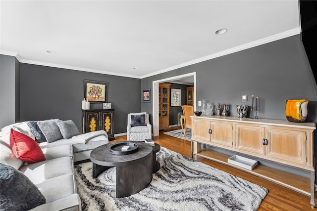 living area featuring recessed lighting, baseboards, ornamental molding, and wood finished floors