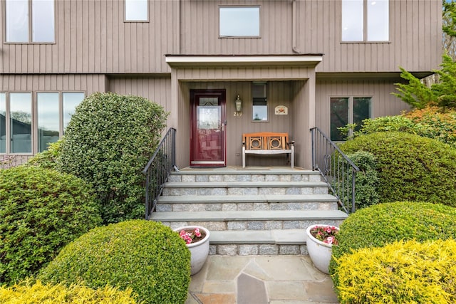 property entrance featuring a porch
