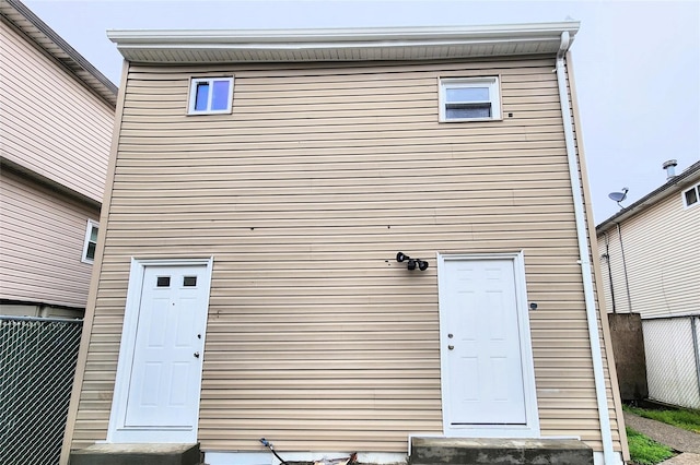 24 Wayne St, Staten Island, NY 10310 - back of property with fence