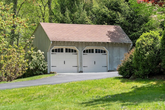 view of detached garage