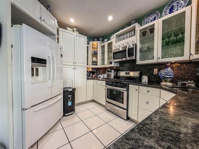 282 Tamerisk Ln, New Windsor, NY 12553 - kitchen with stainless steel appliances, a sink, tasteful backsplash, white cabinets, and recessed lighting