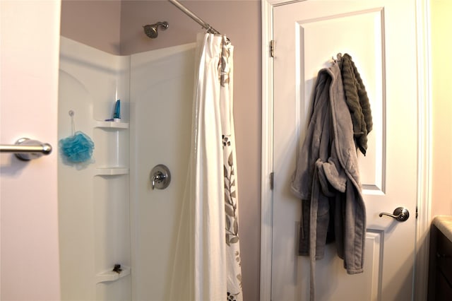 bathroom with a shower with shower curtain and vanity