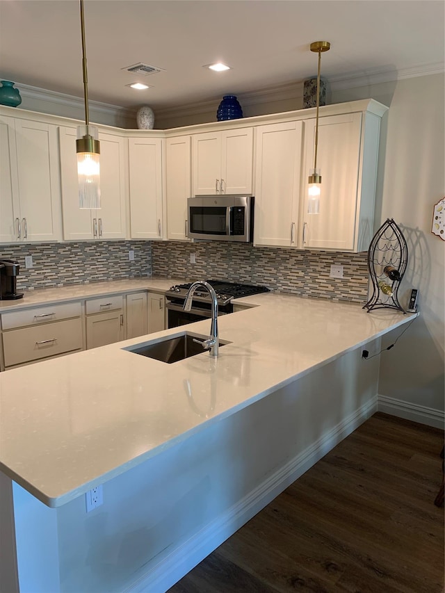 2300 Fox Hill Dr Unit 1101, Baiting Hollow, NY 11933 - kitchen featuring stainless steel appliances, a sink, light countertops, white cabinetry, and crown molding
