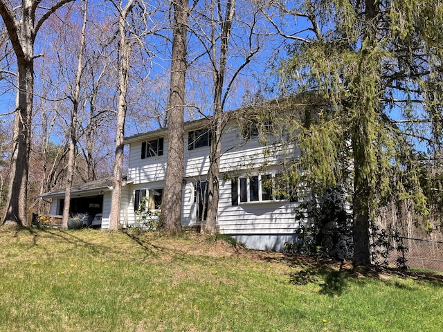 view of front of property featuring a front lawn
