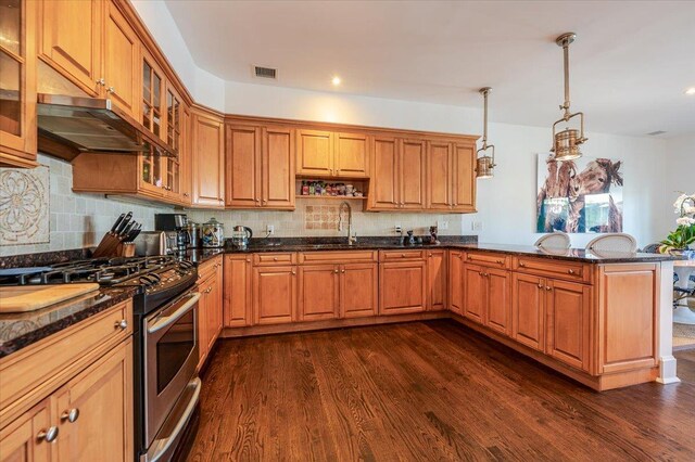 kitchen featuring visible vents, a sink, dark wood-type flooring, and stainless steel gas range