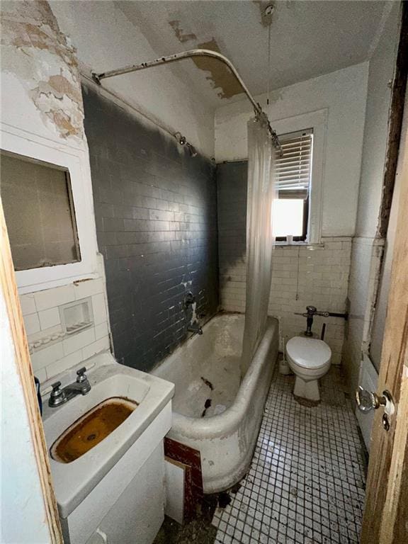86-03 102nd St Unit 2D, Richmond Hill, NY 11418 - full bath with tile patterned floors, a sink, toilet, tile walls, and shower / tub combo