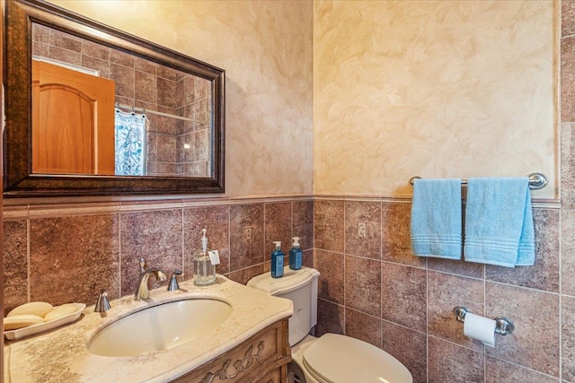 full bathroom with toilet, tile walls, a shower with shower curtain, and vanity