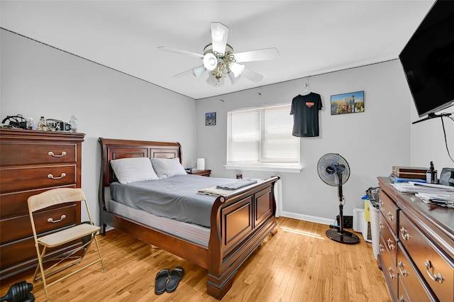 4415 Mundy Ln, Bronx, NY 10466 - bedroom with light wood-type flooring, baseboards, and ceiling fan