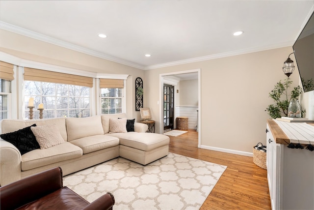 living room with light wood finished floors, baseboards, recessed lighting, and crown molding