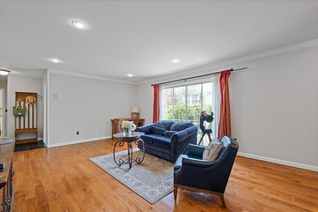 living area featuring light wood-style floors, baseboards, ornamental molding, and recessed lighting