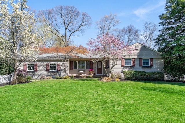 single story home with a front lawn