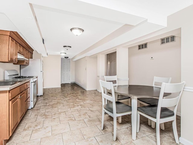 dining space with visible vents and baseboards