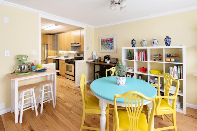 2500 Johnson Ave Unit 2Np, Bronx, NY 10463 - dining area with crown molding, light wood finished floors, and baseboards