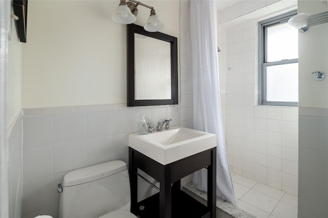 2500 Johnson Ave Unit 2Np, Bronx, NY 10463 - full bathroom with tile walls, toilet, a tile shower, and vanity