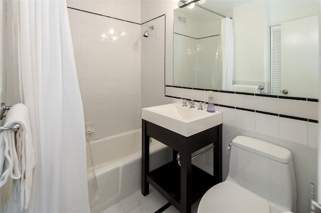 2500 Johnson Ave Unit 2Np, Bronx, NY 10463 - bathroom featuring toilet, shower / bath combo, tile walls, and vanity