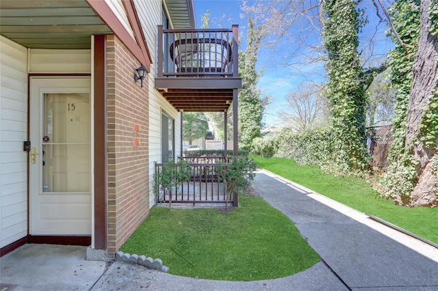 view of yard featuring a balcony