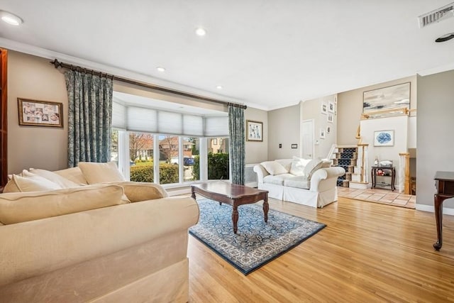 living room featuring visible vents, recessed lighting, light wood finished floors, and crown molding