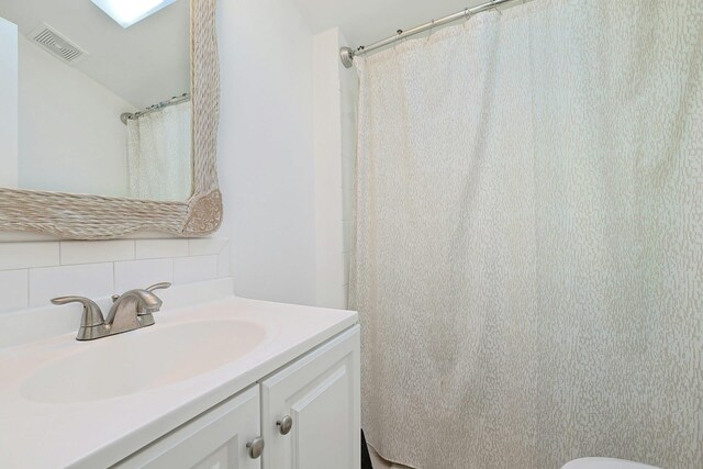 35 Harding St, Pearl River, NY 10965 - full bath featuring a shower with curtain, visible vents, decorative backsplash, and vanity
