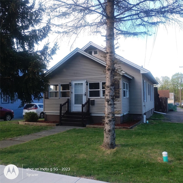109 Lake Ave, Middletown, NY 10940 - bungalow-style home featuring entry steps and a front lawn