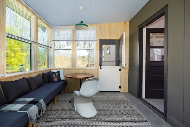 sunroom / solarium featuring an outdoor hangout area