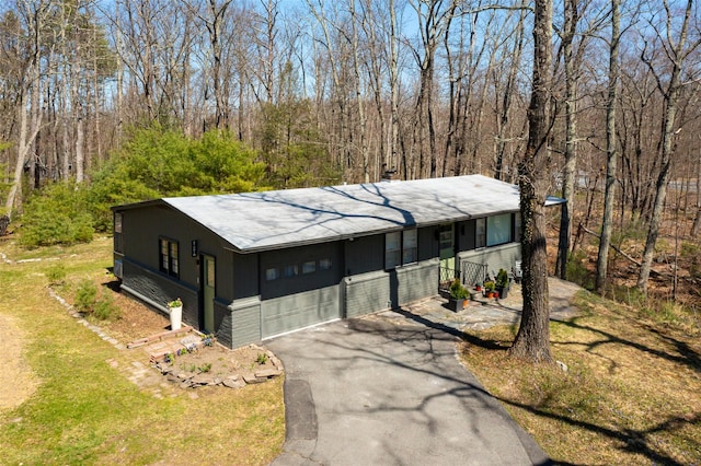 view of front of house featuring an attached garage and driveway