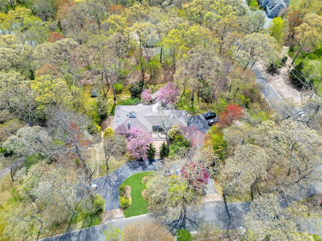 birds eye view of property featuring a forest view