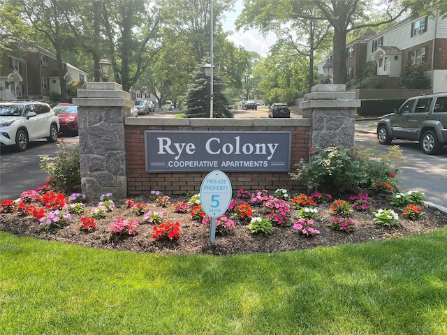 community sign featuring a residential view