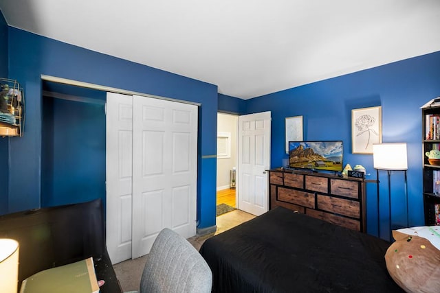 bedroom featuring baseboards and a closet