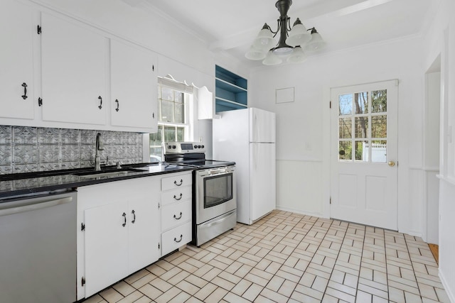 kitchen with stainless steel electric range oven, dark countertops, a notable chandelier, a sink, and dishwasher