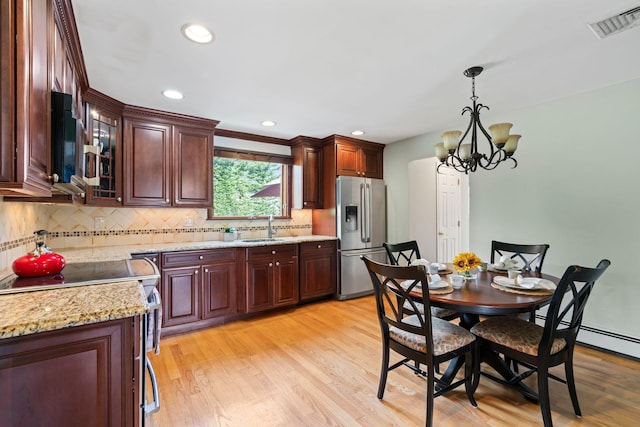 kitchen featuring a sink, visible vents, an inviting chandelier, backsplash, and appliances with stainless steel finishes