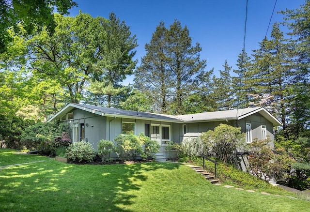 view of front of home featuring a front lawn