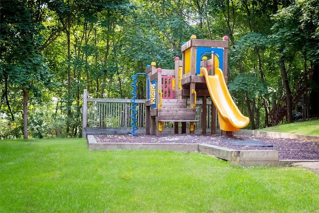 52 Round Hill Rd, Dobbs Ferry, NY 10522 - community play area featuring a lawn