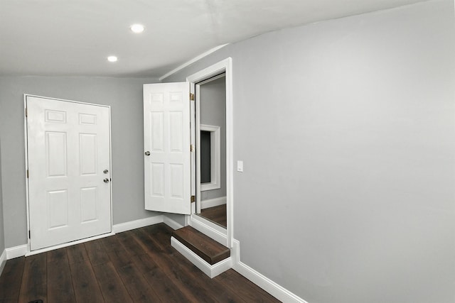 entryway with baseboards, lofted ceiling, wood finished floors, and recessed lighting