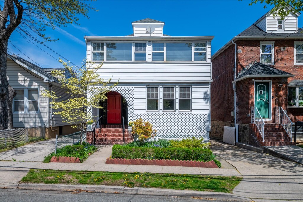 3149 Country Club Rd, Bronx, NY 10465 - traditional style home featuring entry steps